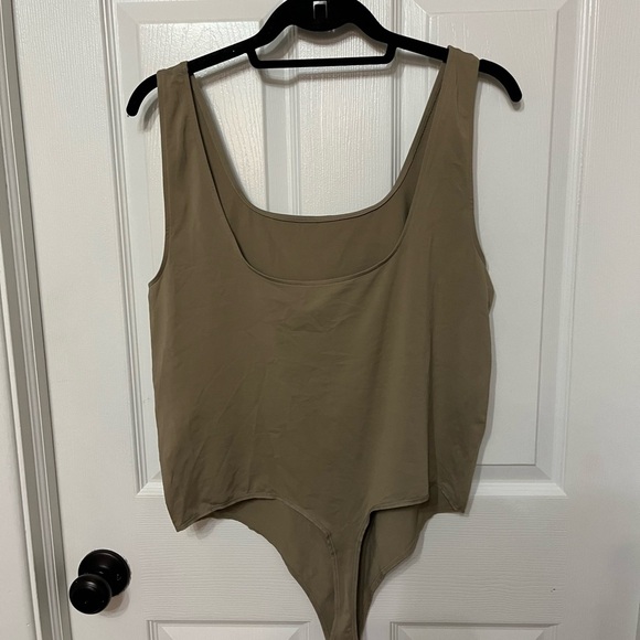 SKIMS 4X thong bodysuit scoop tank tan - Picture 3 of 5